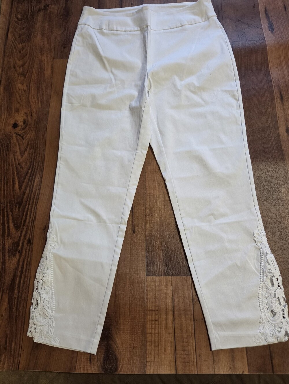 Kate Park White Cropped Stretch Pants with Lace Appliqué On Bottom If Leg. Sz 1X